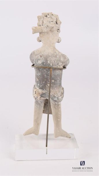 MEXIQUE - Ile de Jaina Sculpture représentant un dignitaire debout, les bras croisés.
Il...