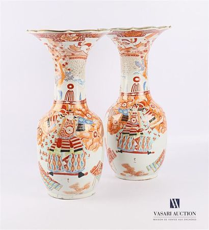 JAPON - Paire de vases JAPAN
Pair of porcelain vases of baluster shape with flared...