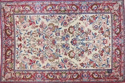 null IRAN - ISPAHAN
Tapis en laine à décor de motifs floraux et de volatiles sur...