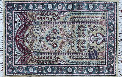 null INDIA - AGRA
Wool and silk carpet decorated with floral motifs and leafy branches...