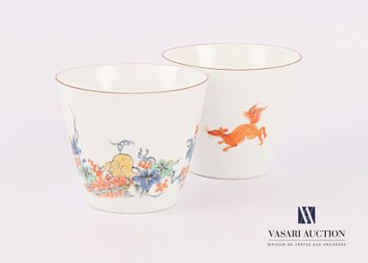 MEISSEN, circa 1735-1740 MEISSEN, circa 1735-1740
Deux pots en porcelaine dure à...