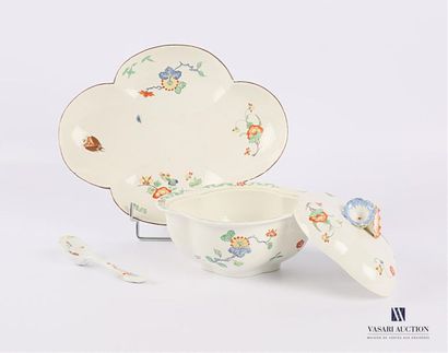 CHANTILLY circa 1735 CHANTILLY circa 1735
Four-lobed sugar bowl complete with tray,...