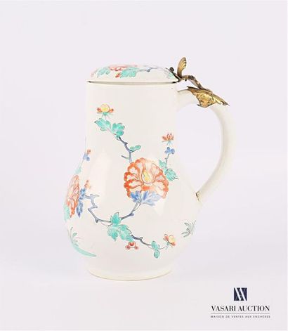 CHANTILLY circa 1735 CHANTILLY circa 1735
Porcelain jug and its lid in soft porcelain...