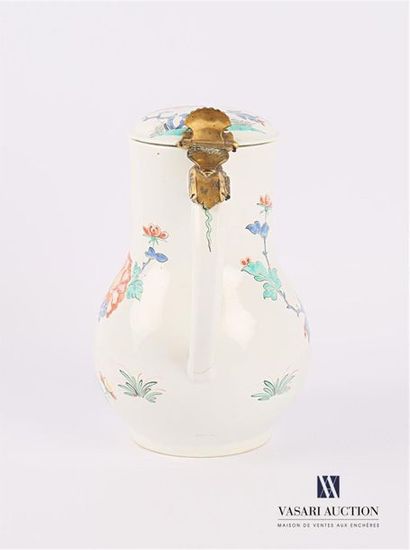 CHANTILLY circa 1735 CHANTILLY circa 1735
Porcelain jug and its lid in soft porcelain...