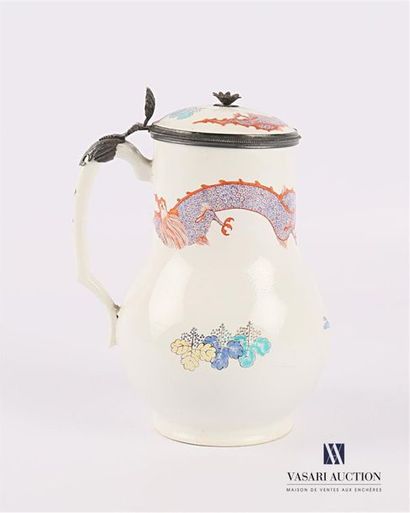 CHANTILLY circa 1735 CHANTILLY circa 1735
Pourer and its lid in soft porcelain with...