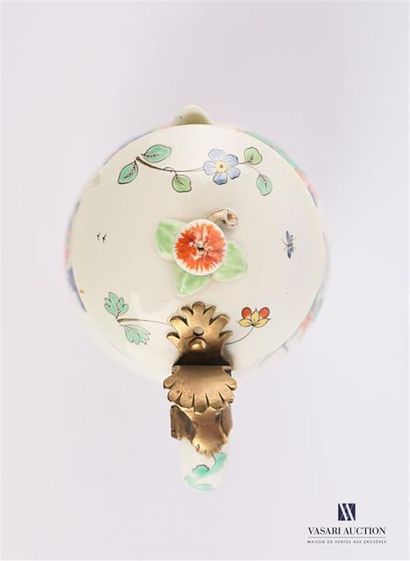 CHANTILLY circa 1735 CHANTILLY circa 1735
Pourer and its lid in soft porcelain with...