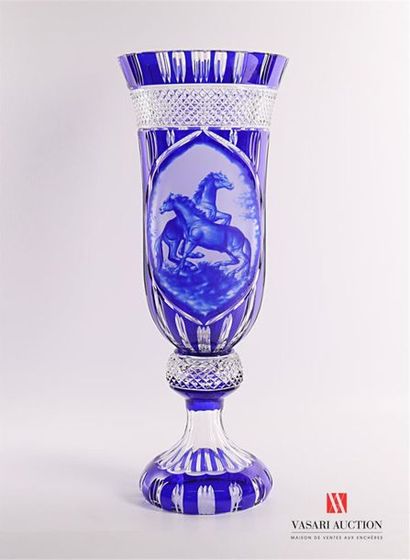 null Vase en cristal de bohème teinté bleu, la panse à décor d'une réserve de forme...