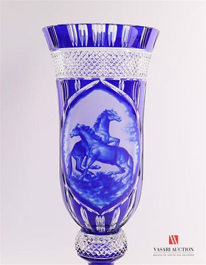 null Vase en cristal de bohème teinté bleu, la panse à décor d'une réserve de forme...