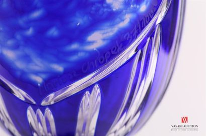 null Vase en cristal de bohème teinté bleu, la panse à décor d'une réserve de forme...