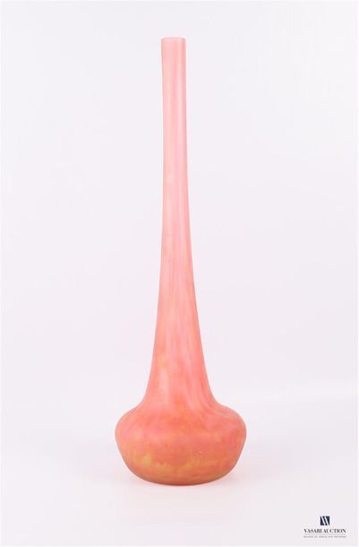 DAUM Nancy DAUM Nancy - France
Vase soliflore en pâte de verre teinté rose et orange,...