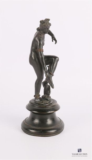 null Sujet en bronze à patine noire figurant Aphrodite attachant sa sandale
Socle...