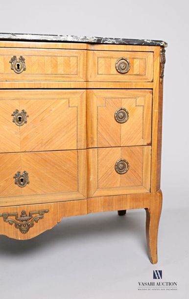 null Chest of drawers in rosewood veneer inlaid with leaves in fillet frames, it...