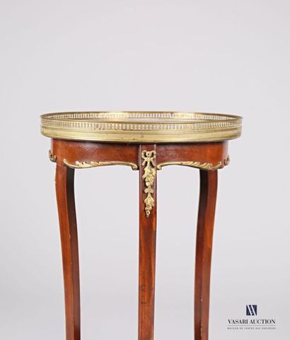 null A mahogany and mahogany veneer pedestal table with a round shape, the dark red...