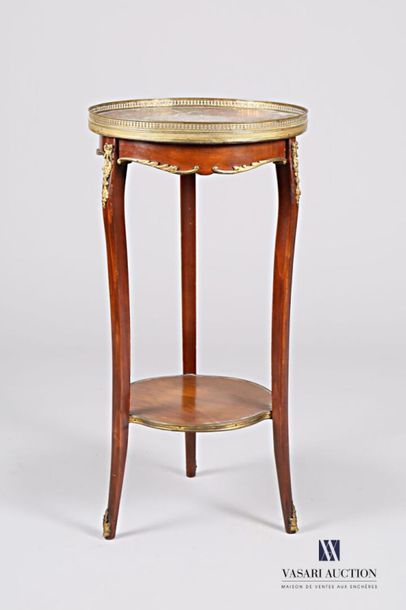 null A mahogany and mahogany veneer pedestal table with a round shape, the dark red...