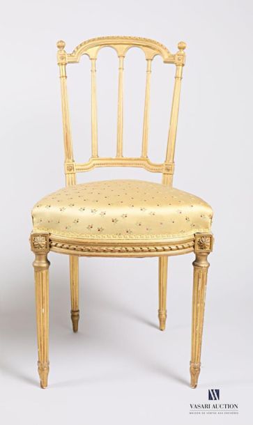 null Paire de chaises en bois mouluré, sculpté et peint doré, le dossier ajouré à...