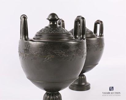 null Pair of bronze covered pots with brown patina, lid decorated with a frieze of...