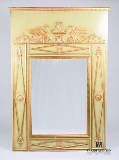 null Miroir de boiserie en bois mouluré, sculpté, laqué vert et rechampi or, il est...