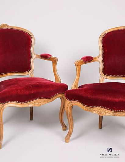 null Pair of armchairs in moulded and carved natural wood with flower decoration,...