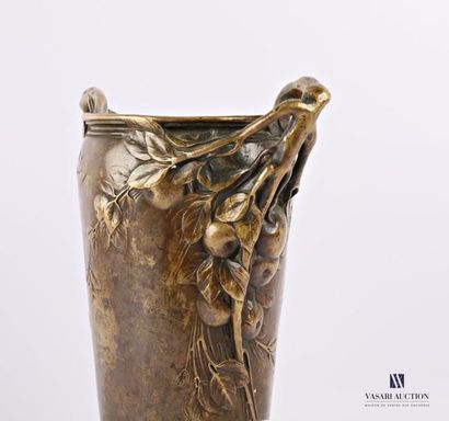 null CHEURET Albert (1884-1966), d'après
Vase en bronze de forme tronconique flanqué...