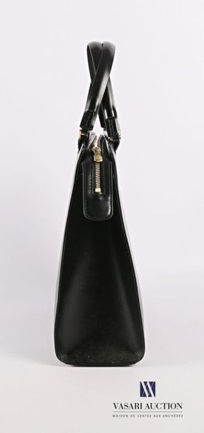 null LOUIS VUITTON
Sac en cuir épi noir, Modèle "Figari"
Haut. avec anses : 43 cm...
