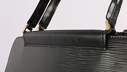 null LOUIS VUITTON
Black herringbone leather bag, Model "Figari"
Height with handles:...