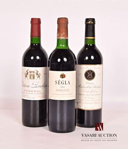 null Lot de 3 bouteilles comprenant : 		
1 bouteille	Château BONALGUE	Pomerol	1996
1...