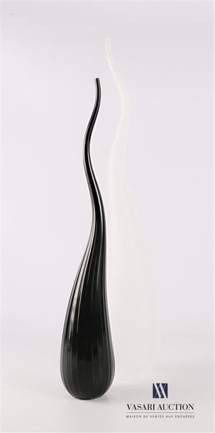 null SALVIATI
Deux vases soliflore modèle Aria en verre l'un sablé de couleur blanche...