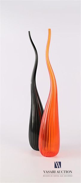 null SALVIATI
Two soliflore vases model Aria in glass, one in black and the other...