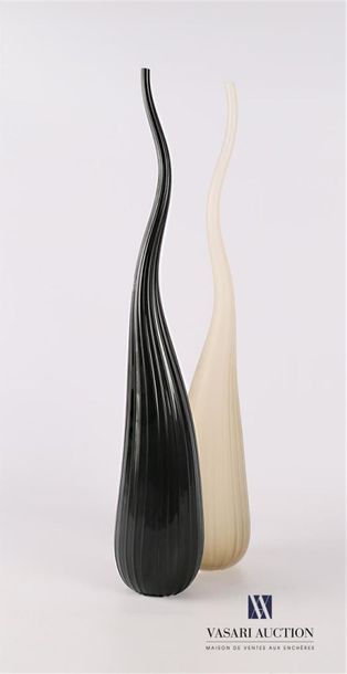 null SALVIATI
Deux vases soliflore modèle Aria en verre sablé de couleur sable pour...