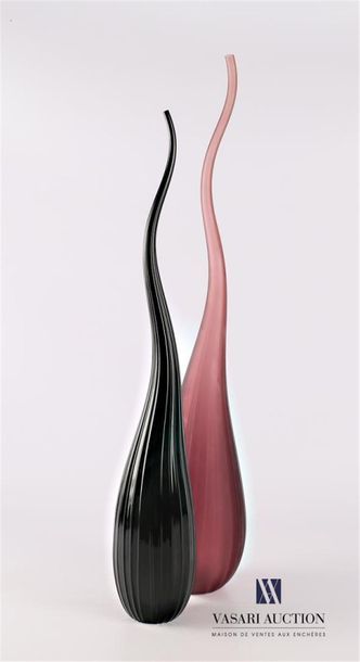 null SALVIATI
Two soliflore vases model Aria, one in black glass and the other in...