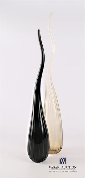 null SALVIATI
Two soliflore vases model Aria in black glass for one and sand for...