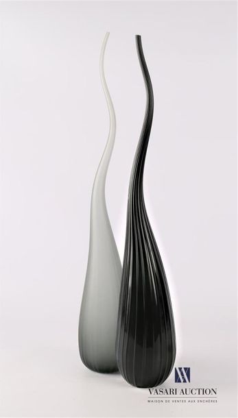 null SALVIATI
Deux vases soliflore modèle Aria en verre de couleur noir pour l'un...