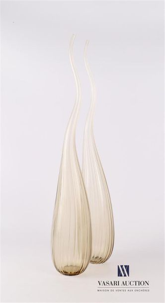 null SALVIATI
Deux vases soliflore modèle Aria en verre de couleur fumé de forme...