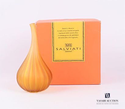 null SALVIATI
Vase soliflore modèle Drops en verre sablé teinté jaune de forme piriforme...