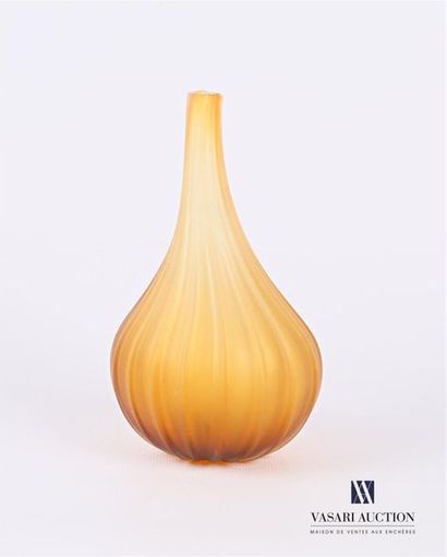 null SALVIATI
Vase soliflore modèle Drops en verre sablé teinté jaune de forme piriforme...