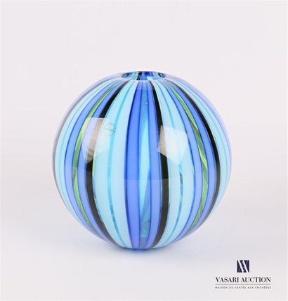 null SALVIATI
Vase en verre de forme sphérique à décor de bandes bleues et vertes,...