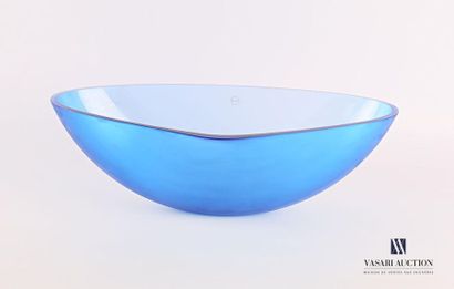 null SALVIATI 
Coupe en verre teinté bleu marine de forme navette, modèle Frammenti
Signée...