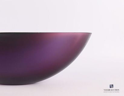 null SALVIATI 
Coupe en verre teinté violet améthyste de forme navette, modèle Frammenti
Signée...