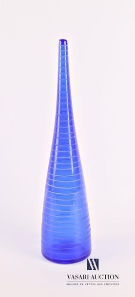 null SALVIATI
Vase soliflore conique à long col en verre teinté bleu à décor de filets,...