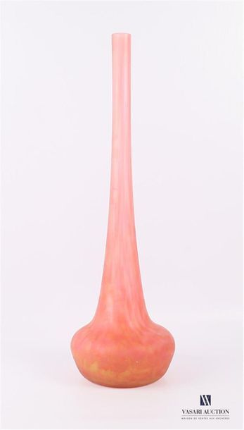 null DAUM Nancy - France
Vase soliflore en pâte de verre teinté rose et orange, la...