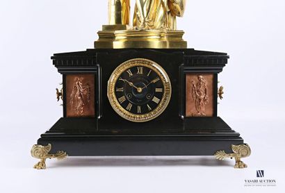 null PRADIER James (1790 - 1852) d'après 
Pendule en marbre noir, le cadran de forme...