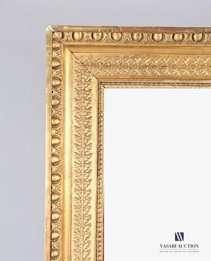 null Miroir de forme rectangulaire en bois et stuc mouluré et doré à décor d'un large...