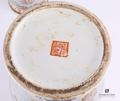 null CHINE
Paire de potiches couvertes en porcelaine à décor polychrome et rehauts...