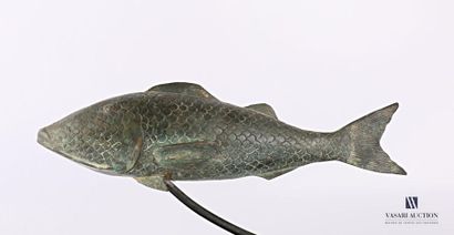 null Sujet en bronze à patine verte représentant un poisson soutenu par une tige...
