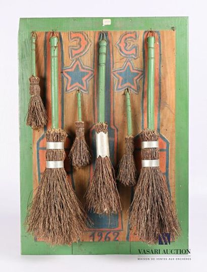 null SAINT MARTIN Marcel (1922-2009) Painted
panel decorated with six small brooms...