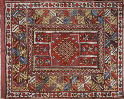 null TURQUIE - Melas
Tapis en laine à décor de motifs géométriques sur fond rouge...