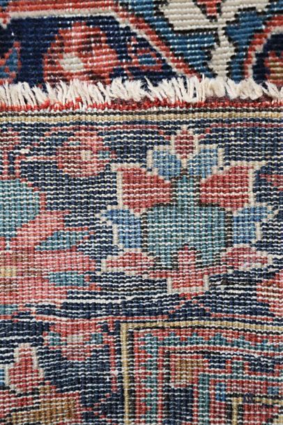 null IRAN - Sarouk 
Tapis en laine à décor à décor d'un large motif central sur fond...