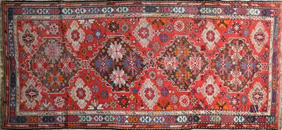 null CAUCASE - Kasak
Galerie en laine à décor de motifs géométriques et floraux sur...