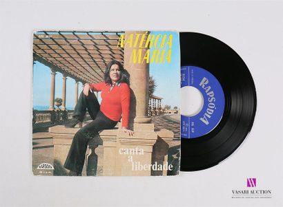 null Lot of 20 vinyls :
DIANE DUFRESNE - A le ticket
1 Disc 45T under cardboard
sleeve...