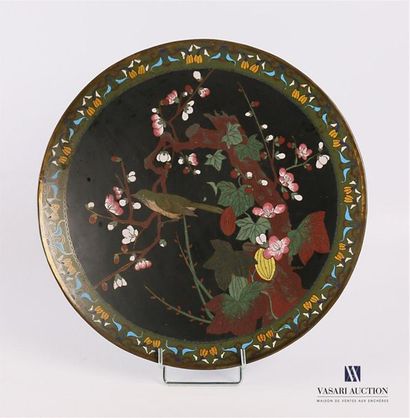 null JAPON
Plat en émaux cloisonnés à fond noir à décor d'un oiseau posé sur une...